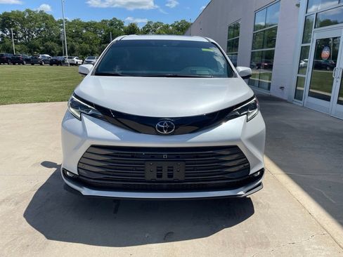 Used 2026 Toyota Sienna Platinum AWD/4WD image 3