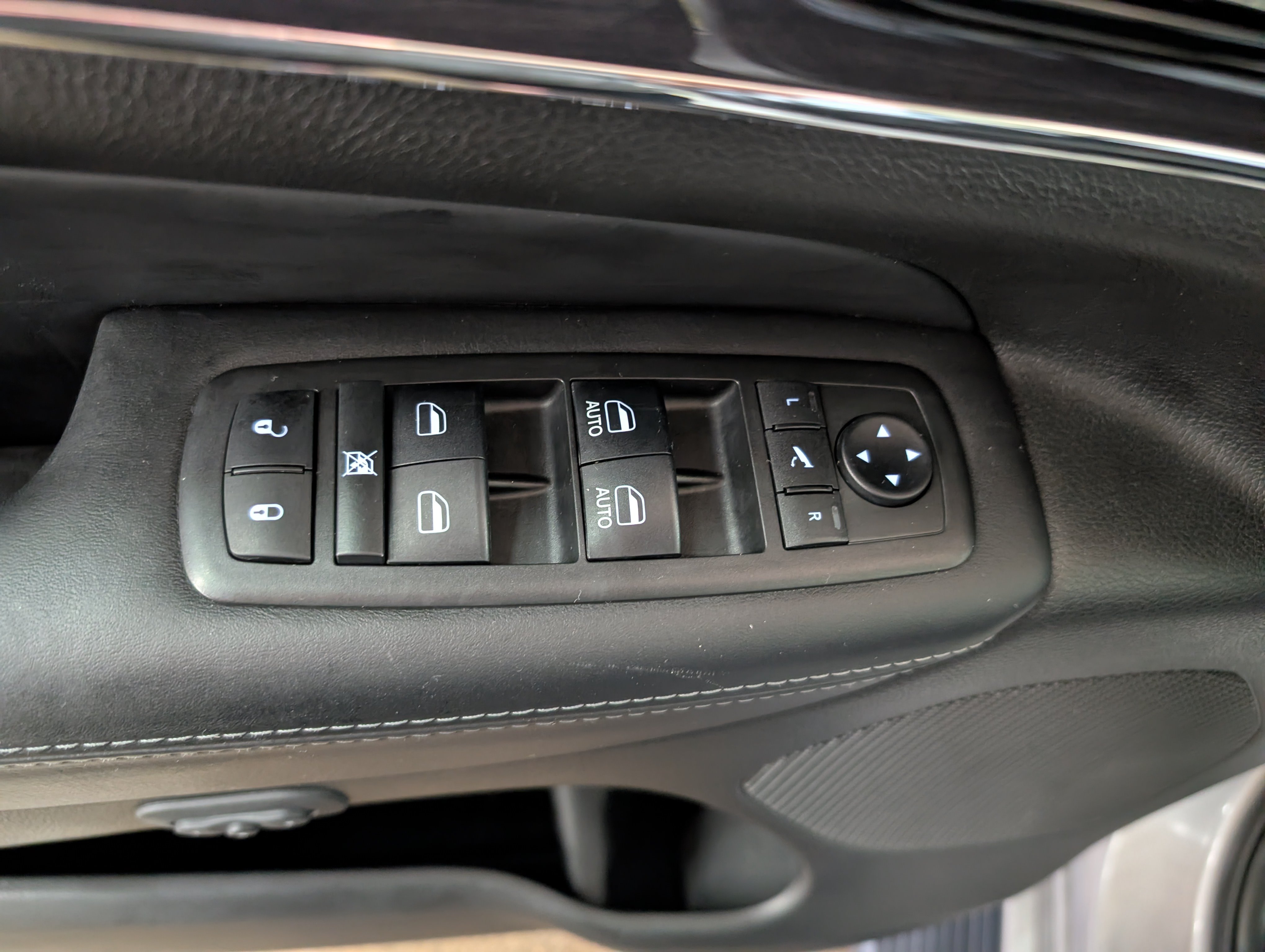 Used 2019 Jeep Grand Cherokee Overland AWD/4WD image 14
