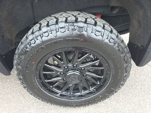 Used 2025 GMC Sierra 2500 AT4 w/ Technology Package image 8