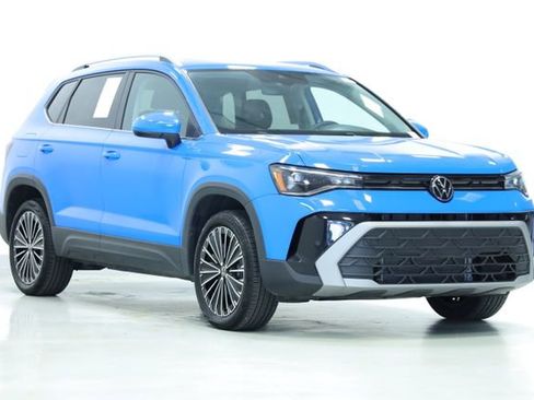 New 2025 Volkswagen Taos SE w/ Panoramic Sunroof Package image 3