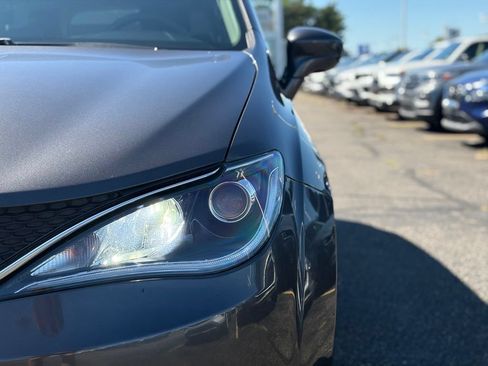 Used 2018 Chrysler Pacifica Touring-L Plus FWD image 4