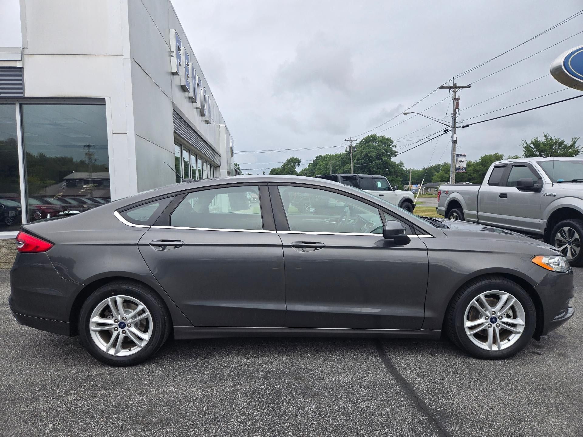 Used 2018 Ford Fusion SE FWD image 2
