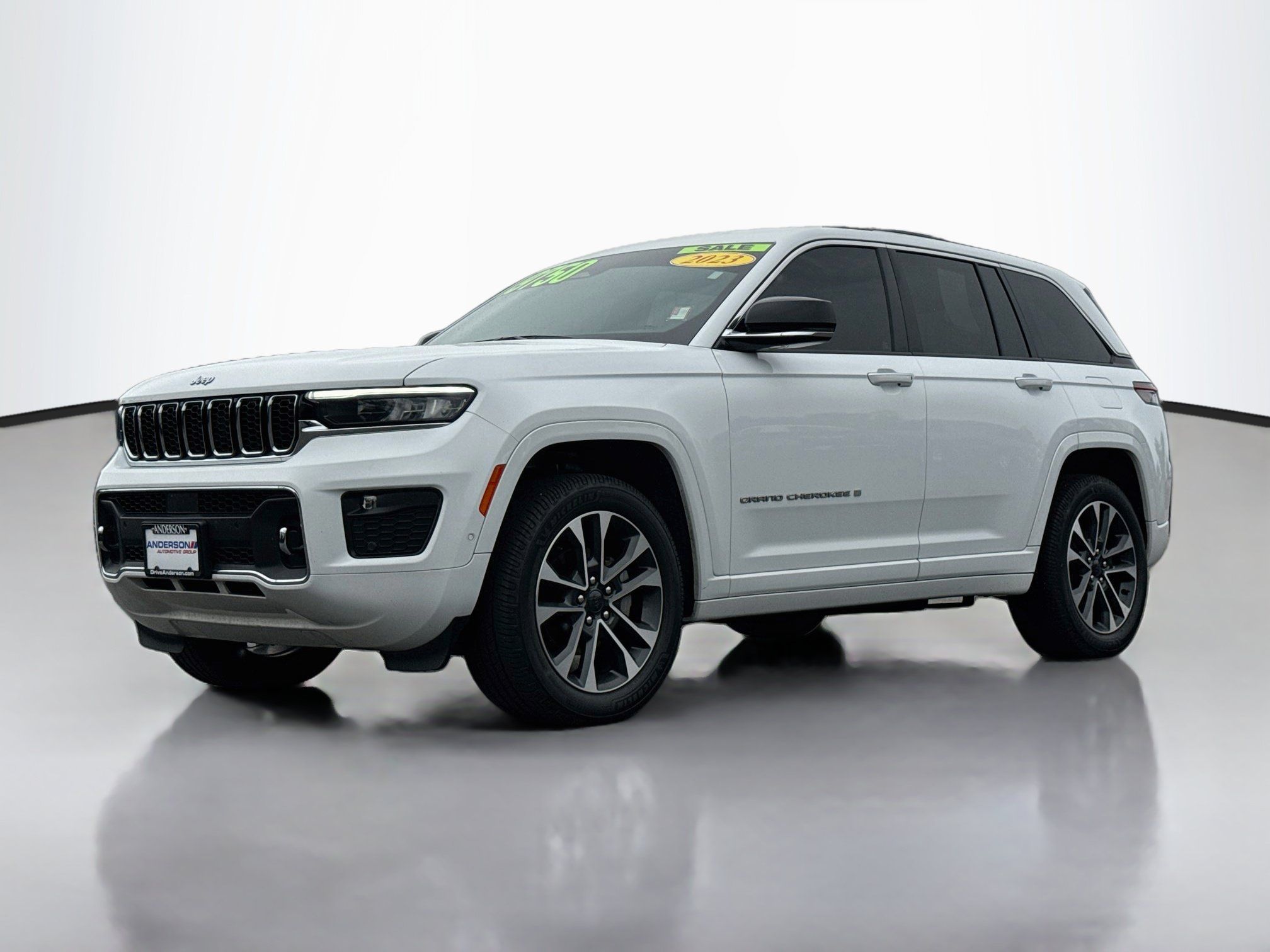 Used 2023 Jeep Grand Cherokee Overland AWD/4WD image 3