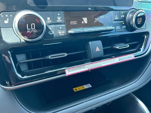 Used 2024 Toyota Highlander XLE FWD image 24