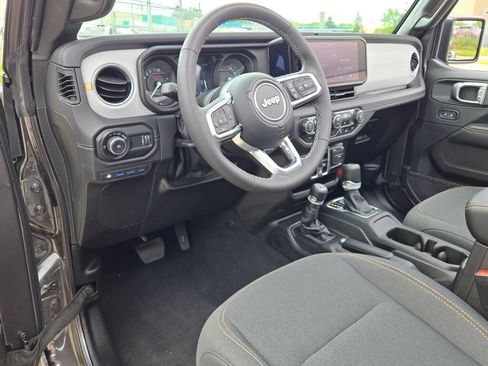 Certified 2025 Jeep Wrangler Unlimited Sahara w/ Safety Group AWD/4WD image 19