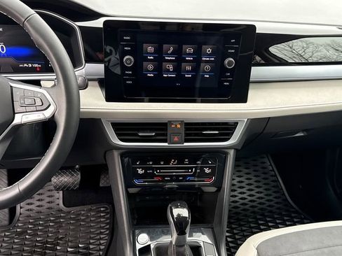 Certified 2025 Volkswagen Taos SE w/ Panoramic Sunroof Package image 21