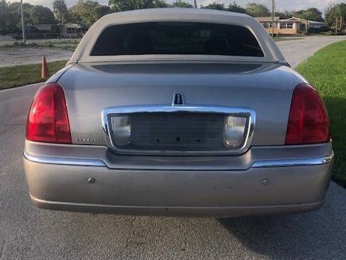 Used 2003 Lincoln Town Car Executive image 5
