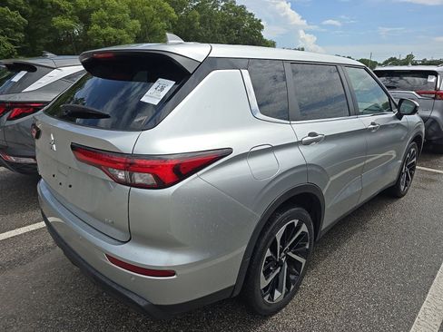 Used 2023 Mitsubishi Outlander SE FWD image 6
