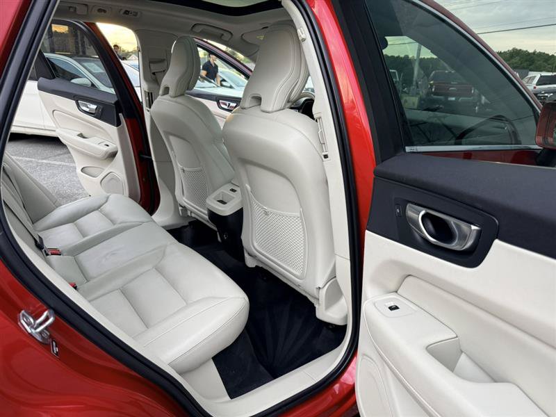 Used 2020 Volvo XC60 T5 Momentum AWD/4WD image 17