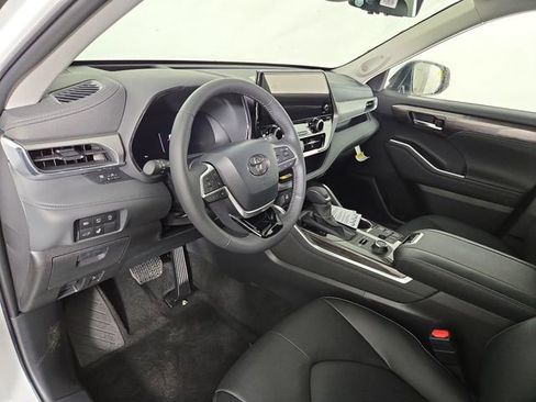 Used 2025 Toyota Highlander Platinum image 15
