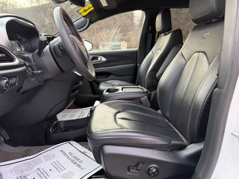 Used 2023 Chrysler Pacifica Touring-L w/ S Appearance Package image 19