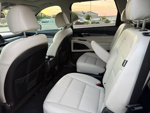 Used 2023 Kia Telluride EX w/ EX Captain's Chair Package AWD/4WD image 21