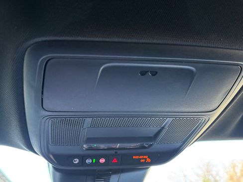 Used 2025 Buick Enclave Preferred w/ Power Package image 7