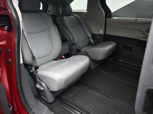 Used 2021 Toyota Sienna XLE image 83