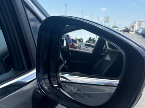 Used 2025 Chrysler Pacifica Select AWD/4WD image 31