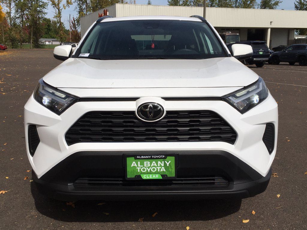Used 2025 Toyota RAV4 XLE AWD/4WD image 11