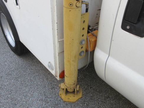 Used 2007 Ford F550 2WD Regular Cab Super Duty image 33