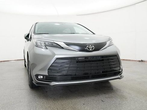 New 2026 Toyota Sienna XLE image 33