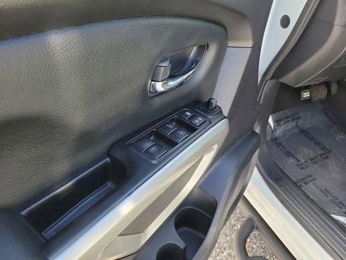 Used 2024 Nissan Titan SV w/ SV Convenience Package image 9