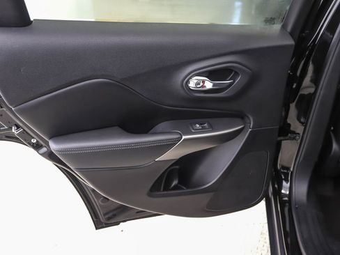 Used 2020 Jeep Cherokee Limited image 21