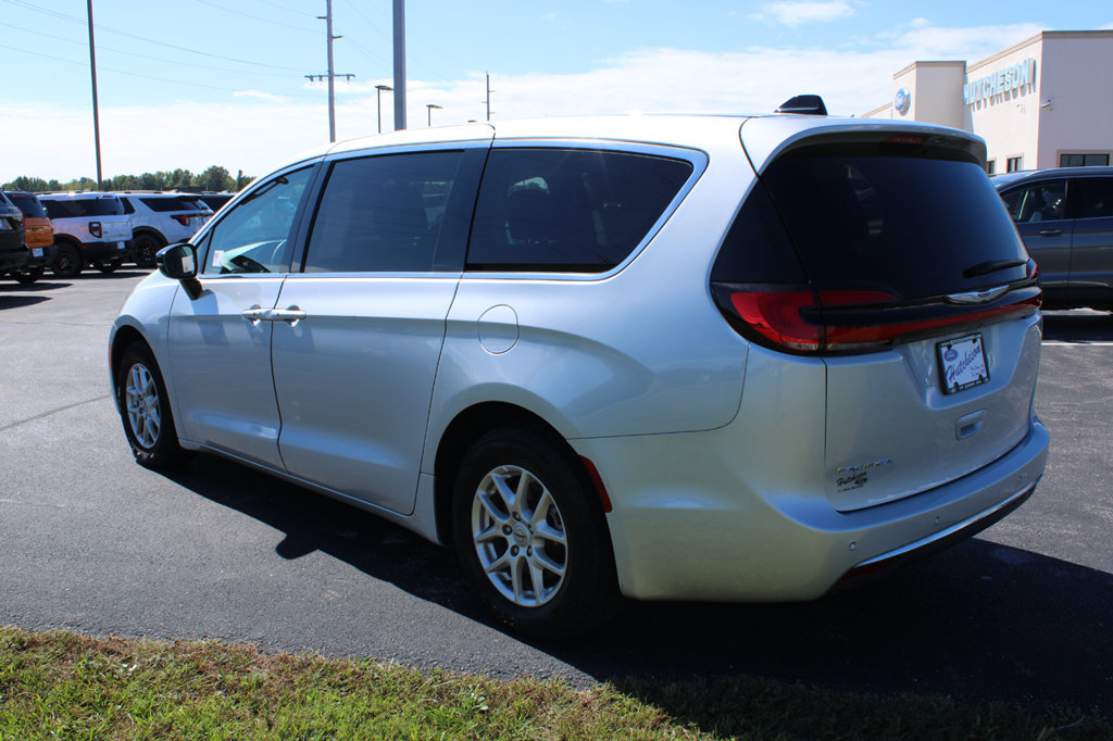 Used 2024 Chrysler Pacifica Touring-L FWD image 7