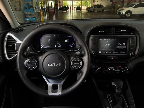 Used 2025 Kia Soul LX w/ LX Technology Package FWD image 12