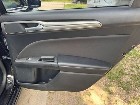 Used 2019 Ford Fusion SE FWD image 21