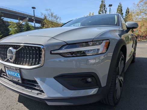 Used 2025 Volvo V60 B5 Cross Country Plus image 23