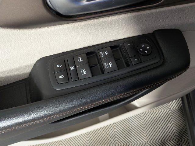 Used 2017 Chrysler Pacifica Touring-L FWD image 14