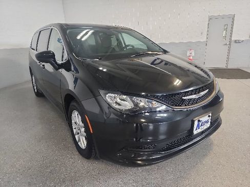 Used 2023 Chrysler Voyager LX FWD image 6