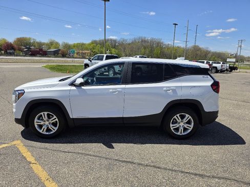 Used 2024 GMC Terrain SLE AWD/4WD image 2