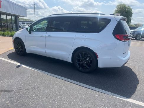Used 2024 Chrysler Pacifica Touring-L w/ S Appearance Package FWD image 2