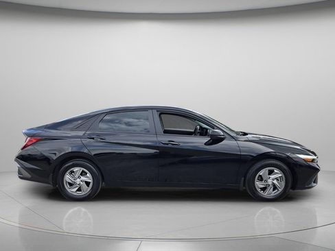 Used 2025 Hyundai Elantra SE FWD image 4