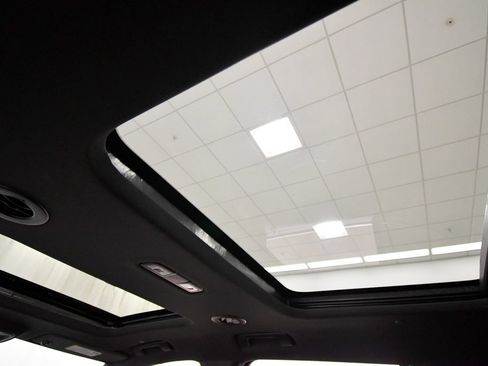 Used 2023 Chevrolet Traverse High Country AWD/4WD image 17