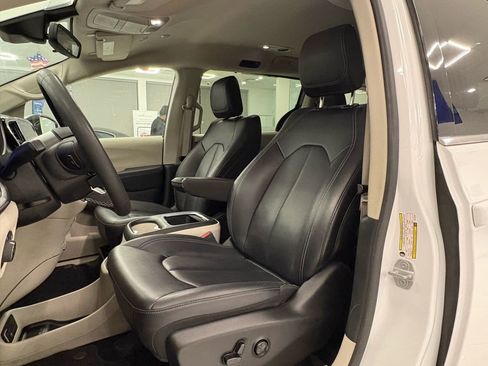 Used 2024 Chrysler Pacifica Touring-L image 24