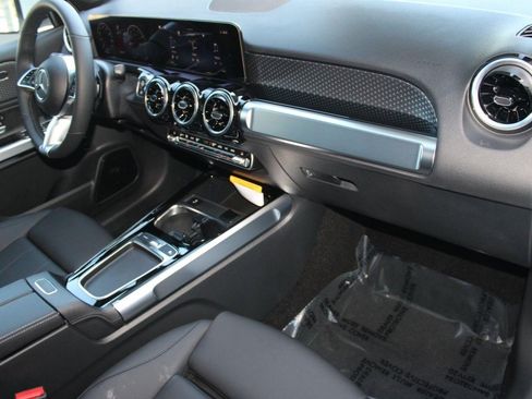 Used 2026 Mercedes-Benz GLB 250 4MATIC image 35