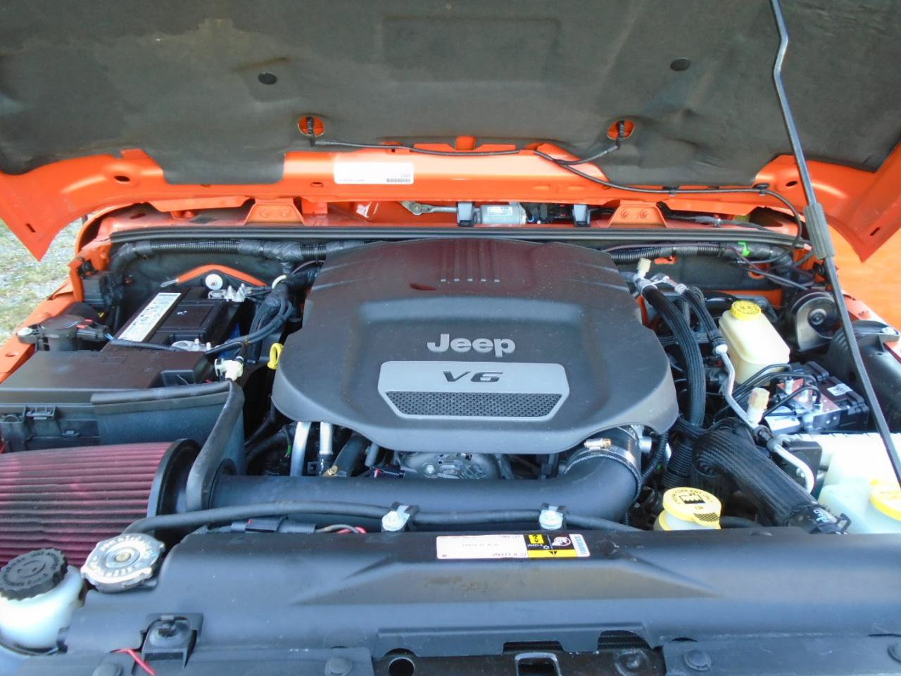 Used 2015 Jeep Wrangler Unlimited Rubicon w/ Connectivity Group AWD/4WD image 18