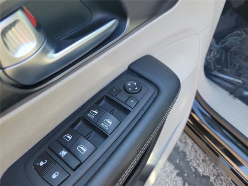 Used 2023 Chrysler Pacifica Touring-L FWD image 19