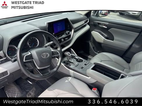 Used 2024 Toyota Highlander XLE AWD/4WD image 6