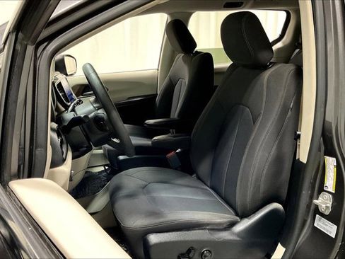 Used 2017 Chrysler Pacifica Touring image 25