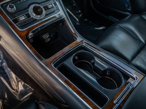 Used 2017 Lincoln Continental Select image 19