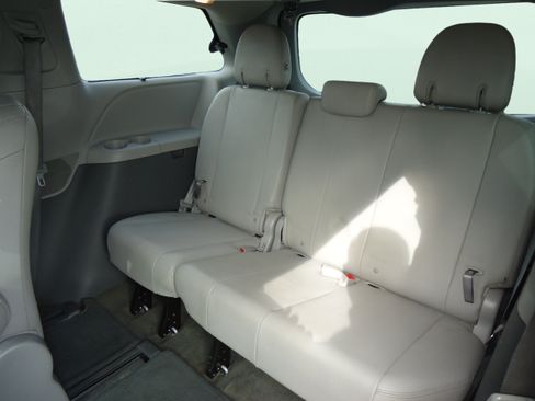 Used 2015 Toyota Sienna XLE Premium AWD/4WD image 30