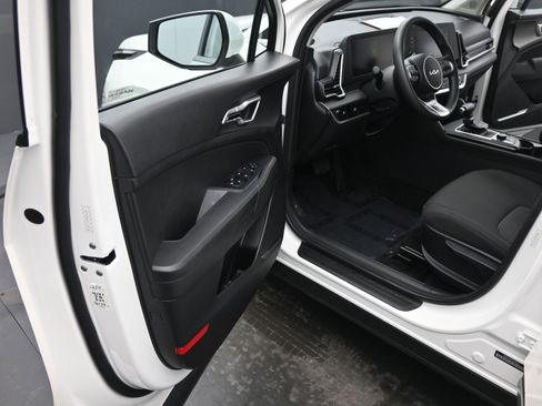 Used 2023 Kia Sportage LX image 16