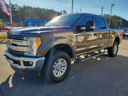 Used 2017 Ford F250 XLT w/ XLT Value Package image 3