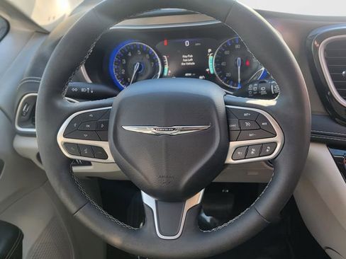 Used 2022 Chrysler Pacifica Touring-L image 16