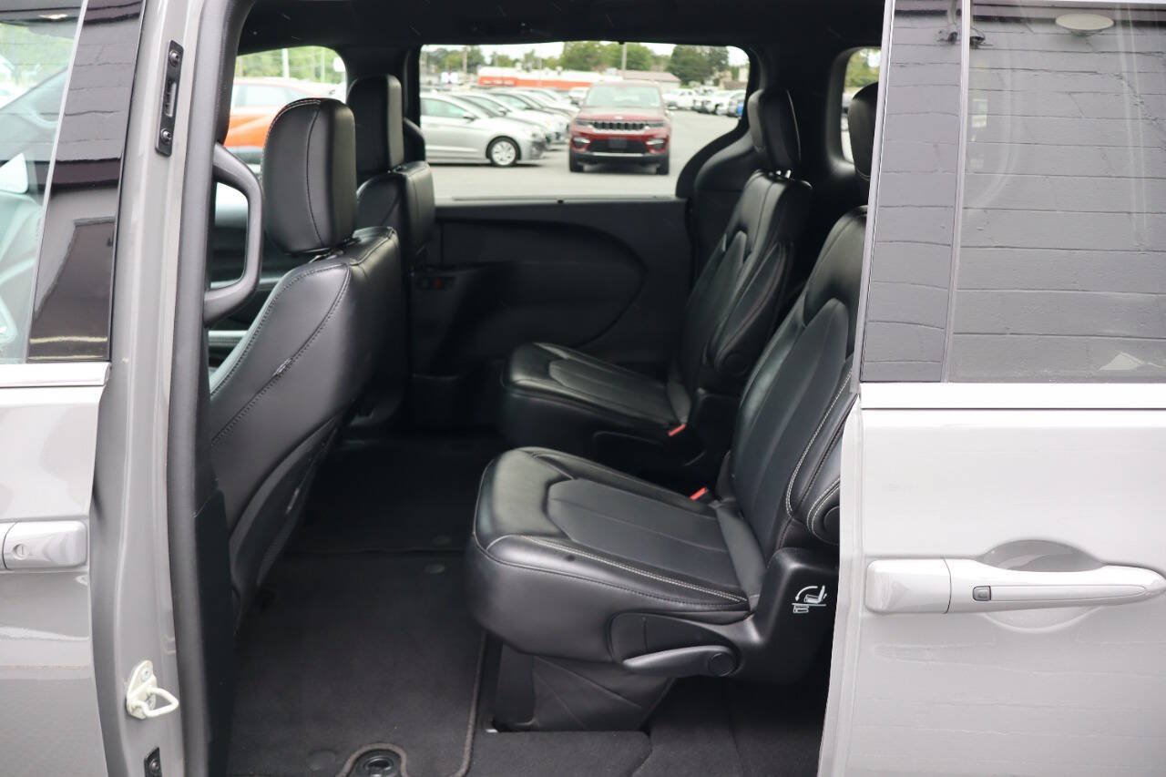 Used 2025 Chrysler Pacifica Select FWD image 5