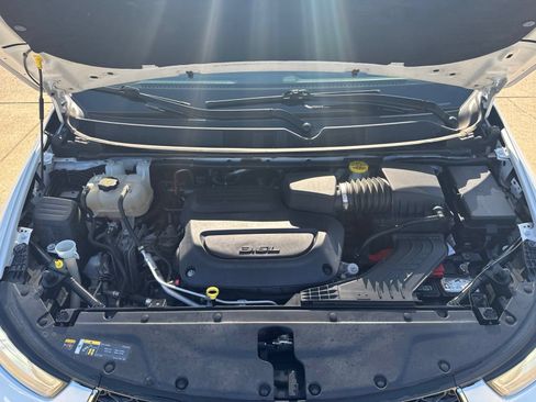 Used 2023 Chrysler Pacifica Touring-L FWD image 9