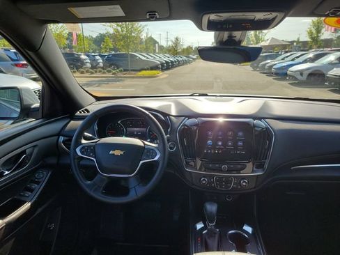 Used 2023 Chevrolet Traverse LT w/ Rear Camera Mirror Package FWD image 7