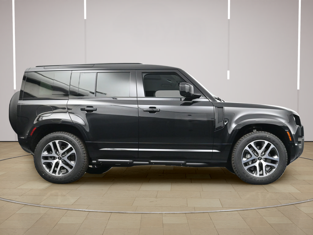 Used 2025 Land Rover Defender 110 X-Dynamic SE AWD/4WD image 28