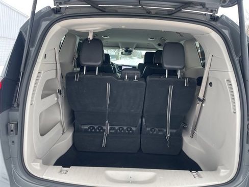 Used 2022 Chrysler Pacifica Touring-L image 13